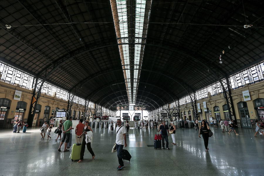 Estación del Norte | El escritor cuenta que lleva "25 años cogiendo trenes de cercanías entre Valencia y Castellón, 25 años viendo las continuas modificaciones de esta fabulosa estación modernista y 23 años viendo cómo el servicio de cercanáis cada año va peor y tarda más que hace un cuarto de siglo en recorrer la misma distancia". Para Posteguillo esta situación "debería hacer pensar a nuestros políticos que, por supuesto, no saben lo que es un cercanías más que en foto".