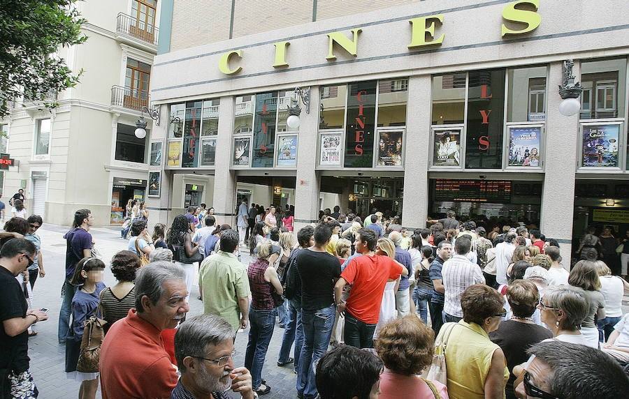 Un amante del séptimo arte | Posteguillo se define como un "cinéfilo desde la adolescencia". Recuerda cómo iba acompañado, casi siempre, de sus amigos del colegio al cine Serrano, Capitol, Rex, Acteón y Gran Vía, ya desaparecidos. Y al cine y teatro Rialto, al ABC Park y al "renacido" Lys. "Estos espacios siempre me traen recuerdos de un tiempo donde ir al centro de Valencia era ir al cine", confiesa.