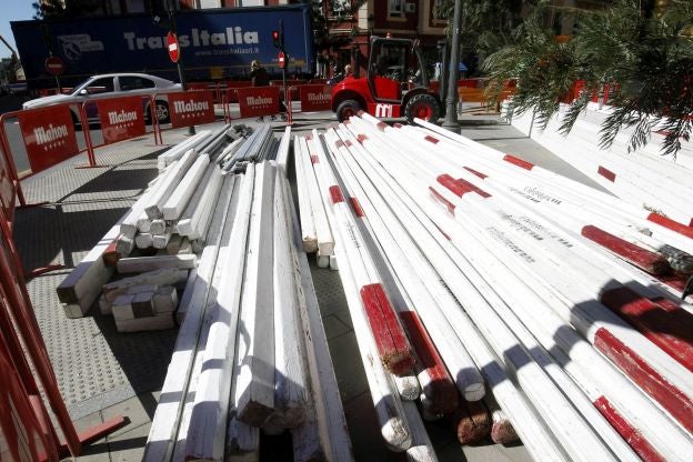 Las luces, preparadas para Fallas en el barrio de Ruzafa.