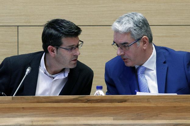 Jorge Rodríguez consulta con el secretario de la Diputación en una sesión plenaria. 