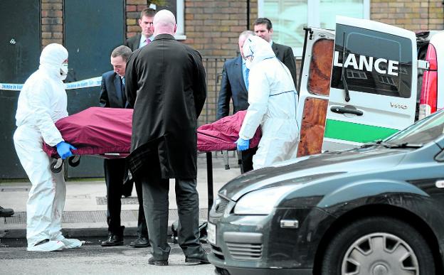 Retirada del cadáver de Eddie Hutch, hermano de 'The Monk', asesinado en Dublín en febrero de 2016. 