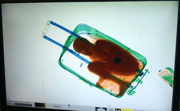 Imagen del escaneo del maleta en que apareció Adou. 