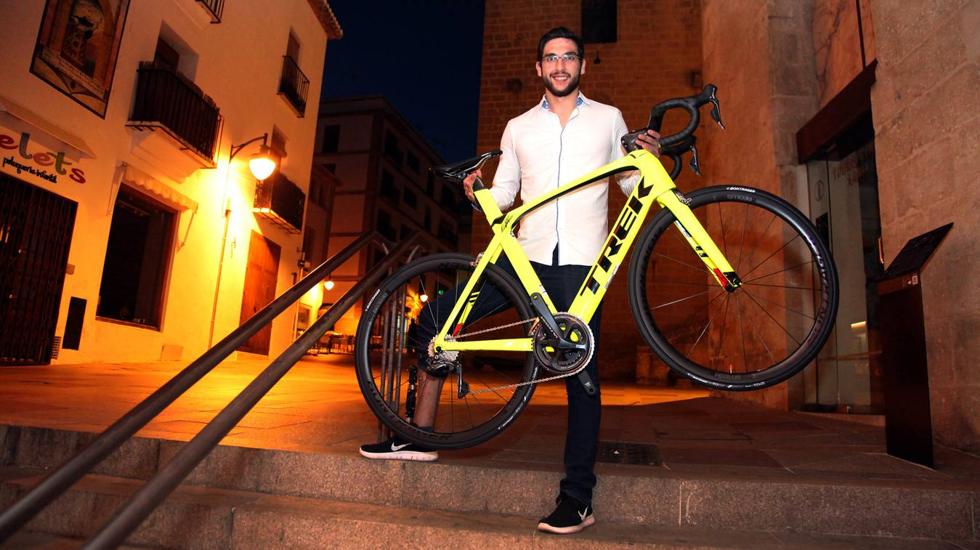 Andrés, con la bicicleta que le regaló Contador. 