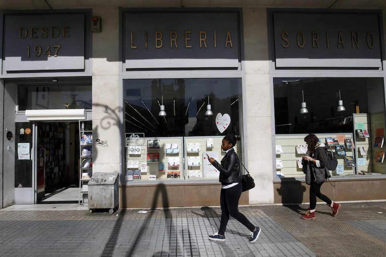 Primer contacto con las letras | El escritor concluye su recorrido en la librería Soriano, una librería que estaba en su niñez y que "sigue estando ahora". "Recuerdo trastear en ella innumerables tardes, antes de ir a ver una película o justo después, buscando libros de clásicos españoles y extranjeros. Un día, no hace tanto, entré y había dos inmensos cubrealarmas con la portada de una de mis novelas como si me saludaran al cruzar el umbral. Esto es regresar por la puerta grande, pensé", desvela como anécdota. 