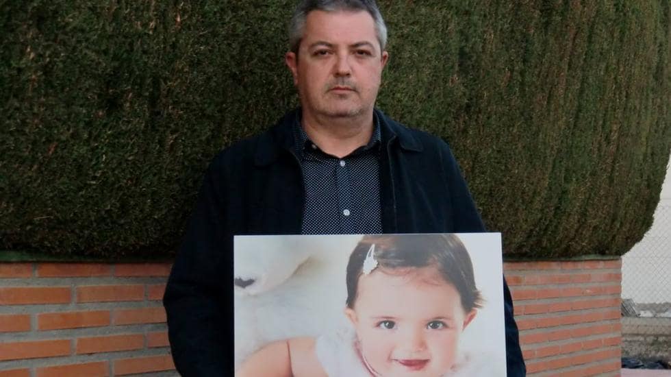 Antonio Pertusa, con una foto de su hija Julia.