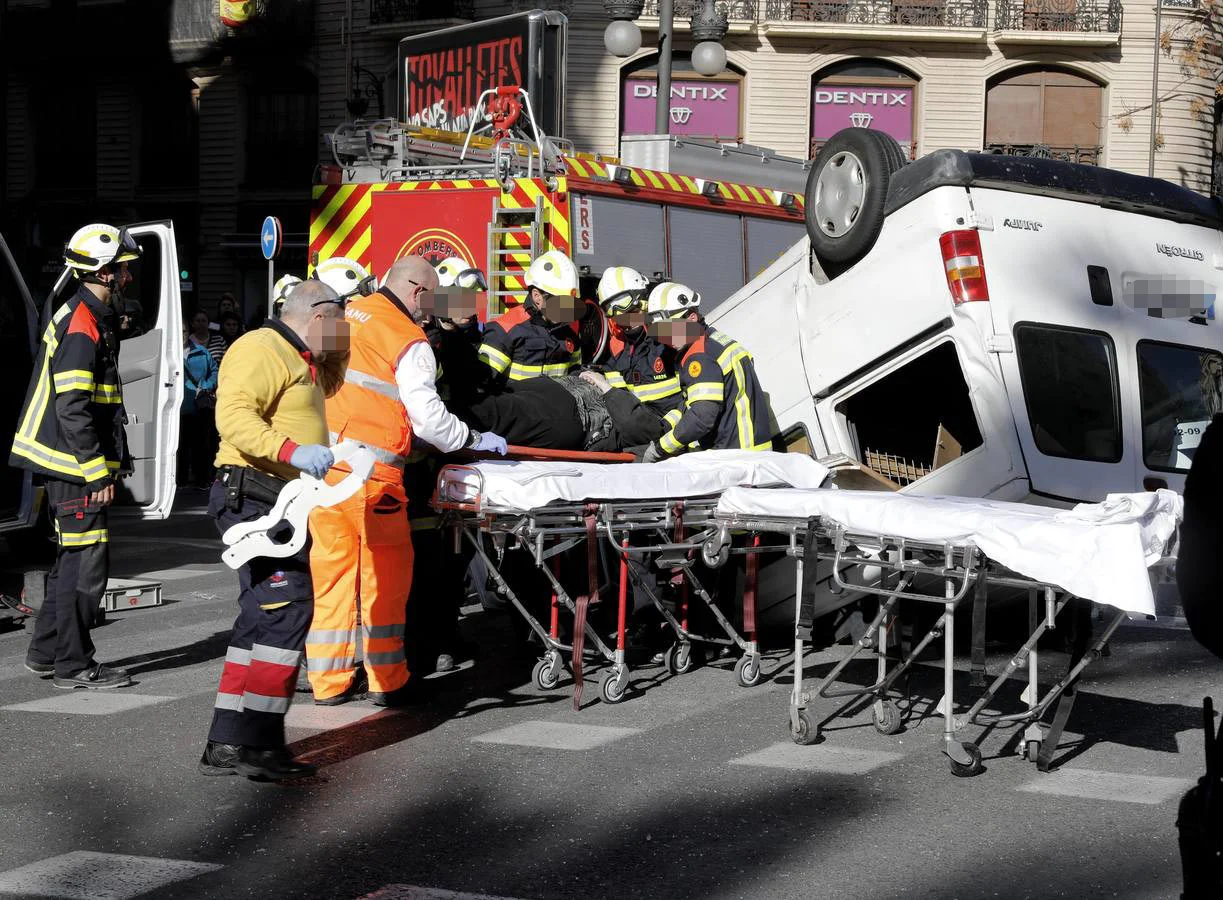 Dos personas han resultado herida en el vuelco de una furgoneta, tras chocar con un turismo en el cruce entre la Gran Vía Germanías y la calle Ruzafa, en Valencia.