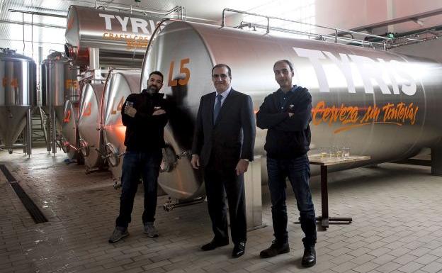 Imagen principal - Pablo Serratosa, presidente del Grupo Zriser, Dani Vara y Gonzalo Abia, fundadores de Cerveza Tyris e instalaciones.