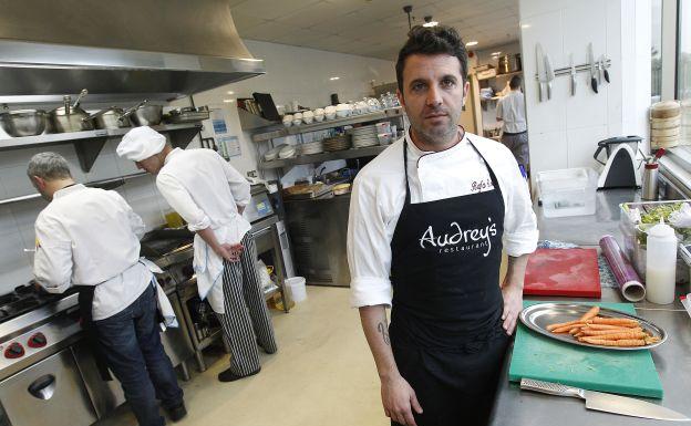 Rafa Soler posa en la cocina de su restaurante Audrey's.