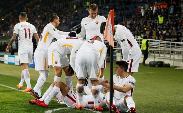 Los jugadores de la Roma celebran su primer gol. 