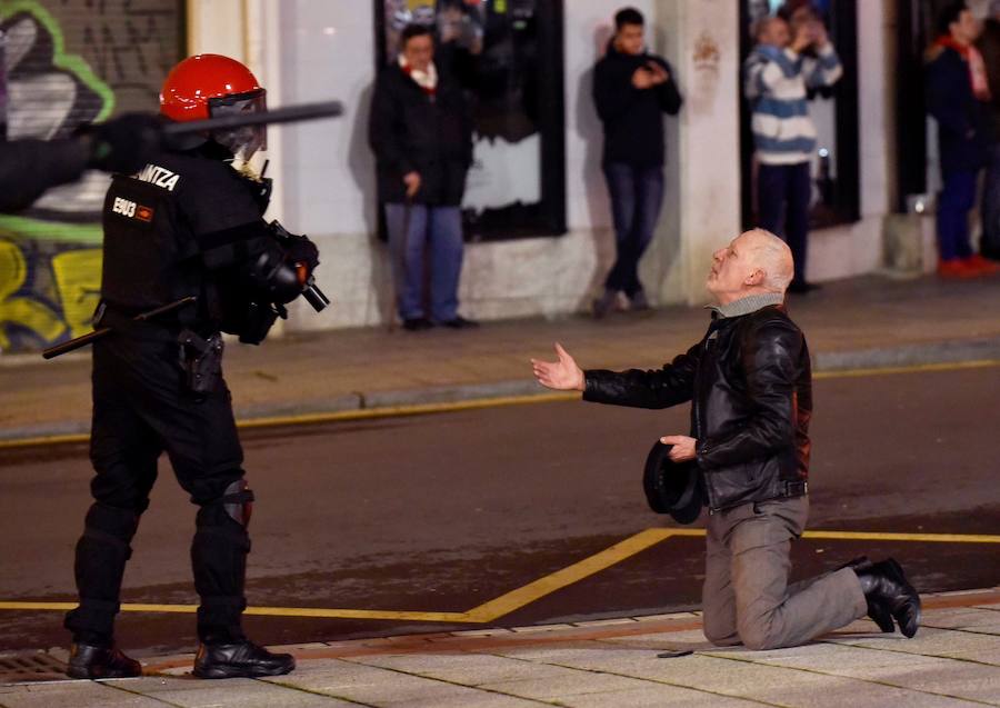 Un ertzaina ha fallecido tras los altercados previos al partido correspondiente a la vuelta de dieciseisavos de la Liga Europa entre el Athletic y el Spartak. Cinco personas, al menos tres de ellas ultras del conjunto ruso, han sido detenidas por los incidentes, en los que se han lanzado bengalas y diversos objetos.