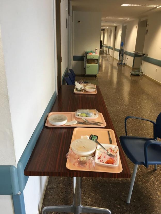 Comida en pasillos del Clínico por falta de mesa en las salas habilitadas para ingreso
