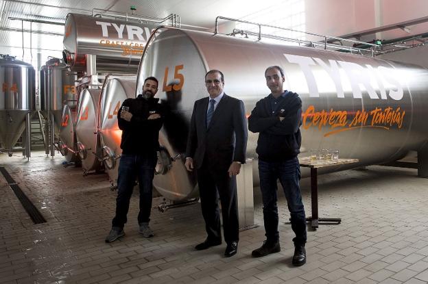 Pablo Serratosa, en el centro, junto a los fundadores de Tyris en su nueva fábrica de Paterna. 