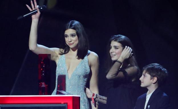 Dua Lipa agradece el premio.