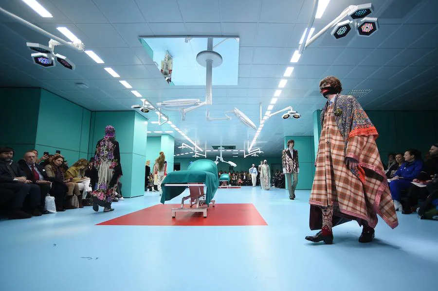 La firma Gucci ha irrumpido este jueves en la Semana de la Moda de Milán con un provocador desfile en el que sus modelos portaban en la mano recreaciones de sus propias cabezas "decapitadas". La pasarela estaba ambientada en una sala de operaciones.