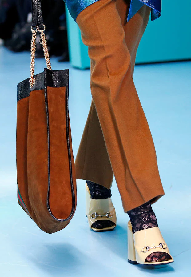 La firma Gucci ha irrumpido este jueves en la Semana de la Moda de Milán con un provocador desfile en el que sus modelos portaban en la mano recreaciones de sus propias cabezas "decapitadas". La pasarela estaba ambientada en una sala de operaciones.