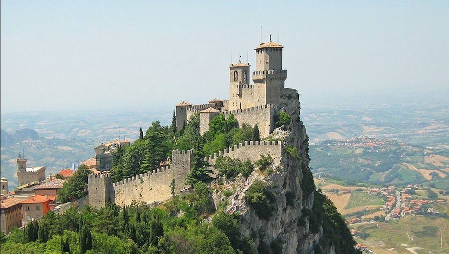 9.- San Marino (Europa) | San Marino es una república parlamentaria italiana y el Estado soberano más antiguo del mundo. En 2016 recibió 60.000 visitantes internacionales. El Centro Histórico de la ciudad y el Monte Titano fue declarado en 2008 Patrimonio de la Humanidad. La zona inscrita incluye fortificaciones, torres, murallas, puertas y bastiones, así como una basílica neoclásica del siglo XIX, conventos de los siglos XIV y XVI, el Palazzo Publico del siglo XIX y el Teatro Titano, del siglo XVIII.