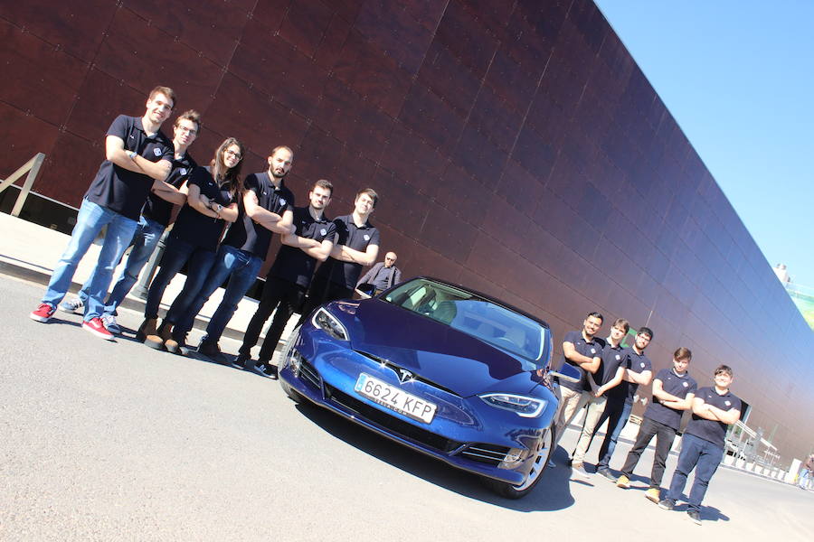 Invitamos a los jóvenes integrantes de Hyperloop Valencia a conocer el Tesla Model S, dos proyectos del visionario ejecutivo Elon Musk