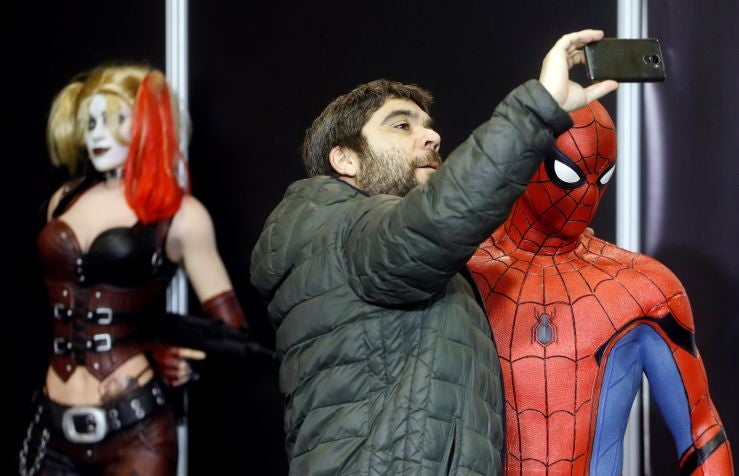 Heroes Comic Con ha estrenado hoy su primera edición en Valencia, con cientos de fans disfrazados de sus superhéroes favoritos y visiblemente emocionados porque este evento de talla internacional finalmente aterrice en la capital del Turia. Los aficionados a la ilustración podrán disfrutar del 23 al 25 de febrero en Feria Valencia de un amplio abanico de la oferta editorial del cómic valenciano, español y extranjero. Entre las actividades preparadas, destaca la visita del actor Gaten Matarazzo (Dustin de 'Stranger Things'), tanto que los pases para el encuentro llevan días agotados. 