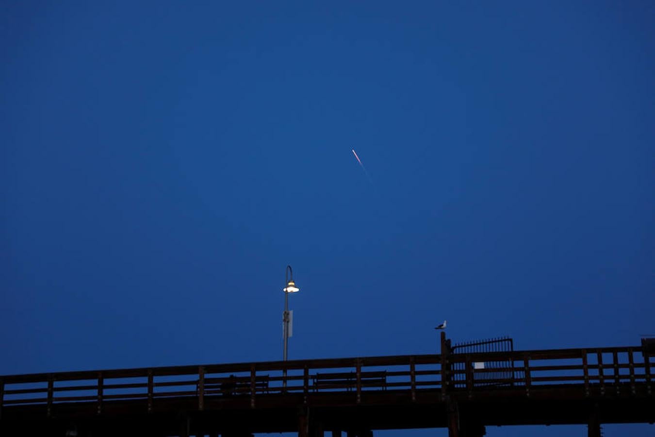 España lanzó este jueves al espacio el satélite espía Paz, de observación de la Tierra, un dispositivo diseñado para fines militares y civiles. El artefacto despegó a bordo de un cohete Falcon 9 de la compañía SpaceX desde la base aérea de Vandenberg. 