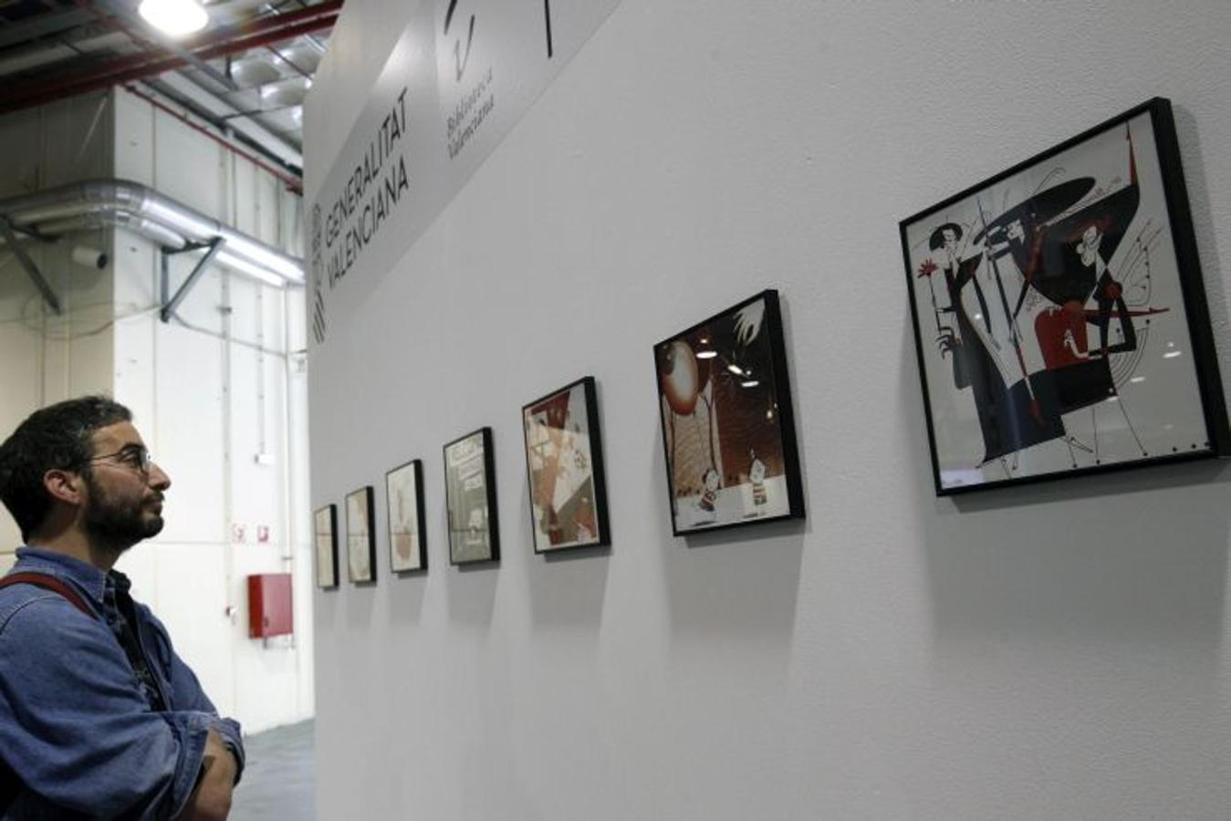 Heroes Comic Con ha estrenado hoy su primera edición en Valencia, con cientos de fans disfrazados de sus superhéroes favoritos y visiblemente emocionados porque este evento de talla internacional finalmente aterrice en la capital del Turia. Los aficionados a la ilustración podrán disfrutar del 23 al 25 de febrero en Feria Valencia de un amplio abanico de la oferta editorial del cómic valenciano, español y extranjero. Entre las actividades preparadas, destaca la visita del actor Gaten Matarazzo (Dustin de 'Stranger Things'), tanto que los pases para el encuentro llevan días agotados. 