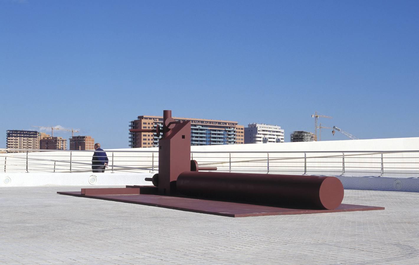 'EL MOTORET' | Esta pieza en la Ciudad de las Artes y de las Ciencias se parece poco a las anteriores. «Es robusta y resistente, por lo que sufre menos desgaste», dice Miquel Navarro. Tanto es así que ha sobrevivido como juguete de los niños: «Se suben a ella y la disfrutan, me parece bien», comenta el creador.