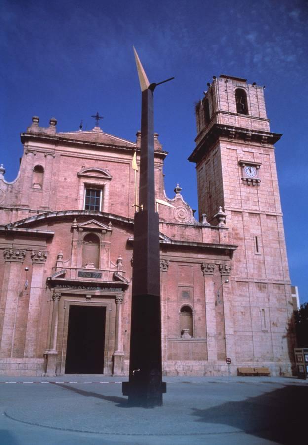 'TORRETA' | Tras la 'Pantera Rosa' llegó la 'Torreta' a Turís en 1986. La obra lleva el sello inconfundible del escultor valenciano, aunque su utilidad no ha sido siempre la ideada por el autor: «Se llegaron a poner focos para que sirviera de farola», señala Miquel Navarro. 