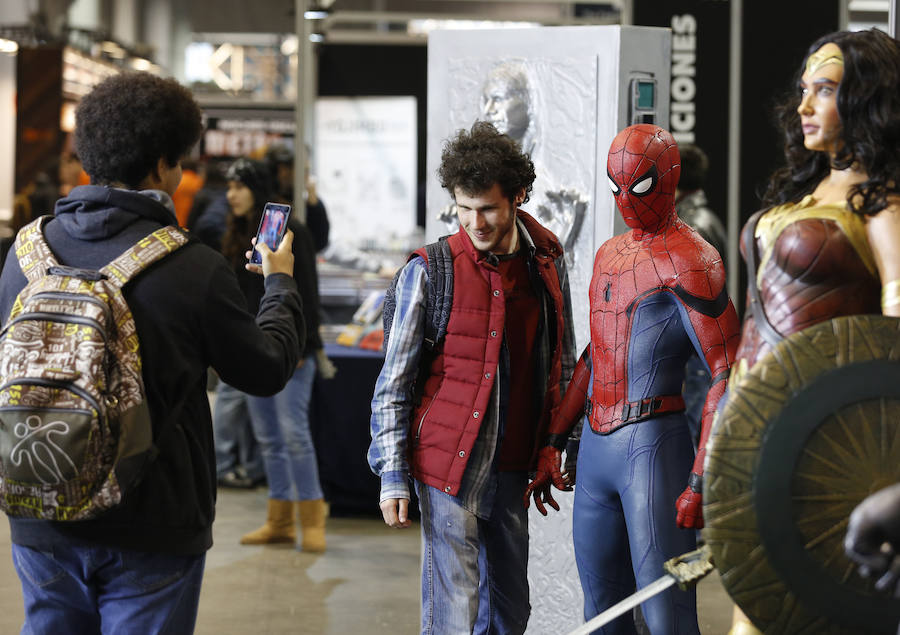 Heroes Comic Con ha estrenado hoy su primera edición en Valencia, con cientos de fans disfrazados de sus superhéroes favoritos y visiblemente emocionados porque este evento de talla internacional finalmente aterrice en la capital del Turia. Los aficionados a la ilustración podrán disfrutar del 23 al 25 de febrero en Feria Valencia de un amplio abanico de la oferta editorial del cómic valenciano, español y extranjero. Entre las actividades preparadas, destaca la visita del actor Gaten Matarazzo (Dustin de 'Stranger Things'), tanto que los pases para el encuentro llevan días agotados. 