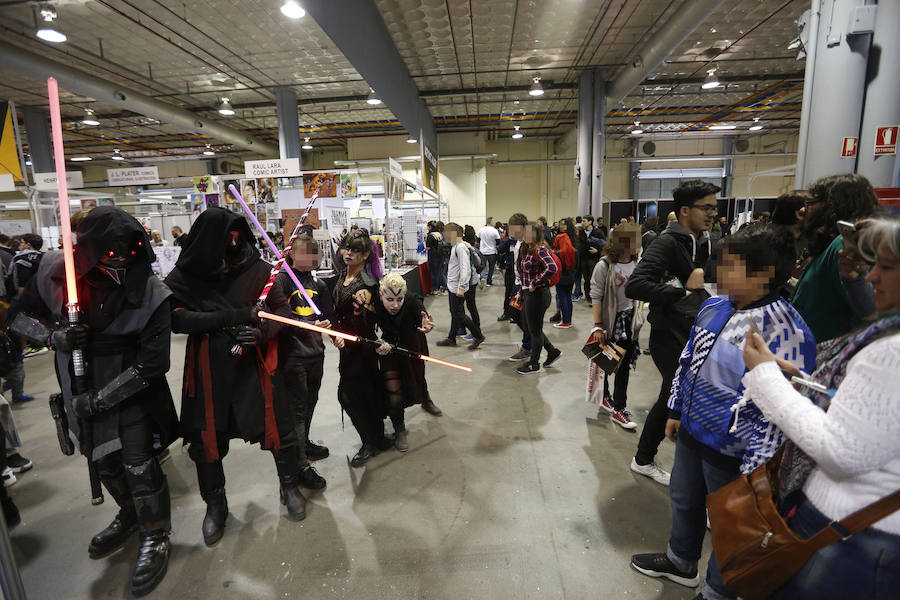 Heroes Comic Con ha estrenado hoy su primera edición en Valencia, con cientos de fans disfrazados de sus superhéroes favoritos y visiblemente emocionados porque este evento de talla internacional finalmente aterrice en la capital del Turia. Los aficionados a la ilustración podrán disfrutar del 23 al 25 de febrero en Feria Valencia de un amplio abanico de la oferta editorial del cómic valenciano, español y extranjero. Entre las actividades preparadas, destaca la visita del actor Gaten Matarazzo (Dustin de 'Stranger Things'), tanto que los pases para el encuentro llevan días agotados. 