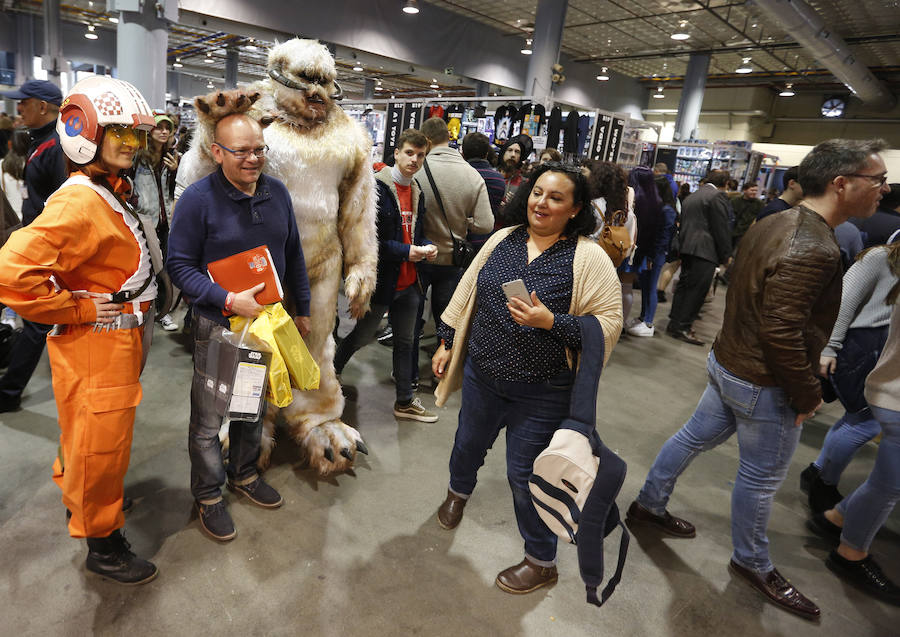 Heroes Comic Con ha estrenado hoy su primera edición en Valencia, con cientos de fans disfrazados de sus superhéroes favoritos y visiblemente emocionados porque este evento de talla internacional finalmente aterrice en la capital del Turia. Los aficionados a la ilustración podrán disfrutar del 23 al 25 de febrero en Feria Valencia de un amplio abanico de la oferta editorial del cómic valenciano, español y extranjero. Entre las actividades preparadas, destaca la visita del actor Gaten Matarazzo (Dustin de 'Stranger Things'), tanto que los pases para el encuentro llevan días agotados. 