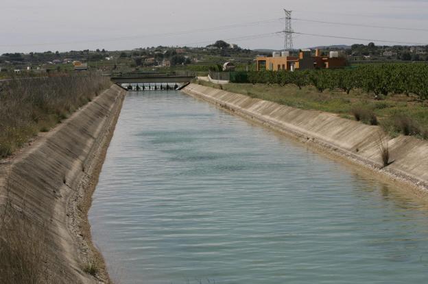 Canal Júcar-Turia a su paso por la Ribera. 