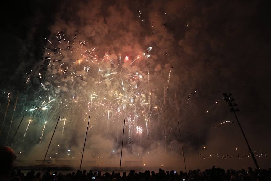 Fotos: Así ha sorprendido la mascletà vertical en la Marina