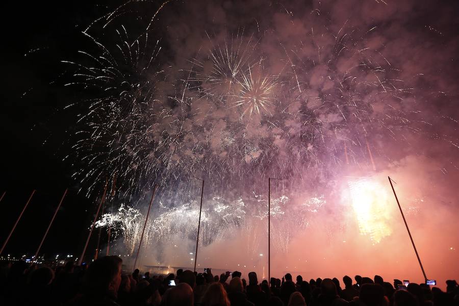 Fotos: Así ha sorprendido la mascletà vertical en la Marina