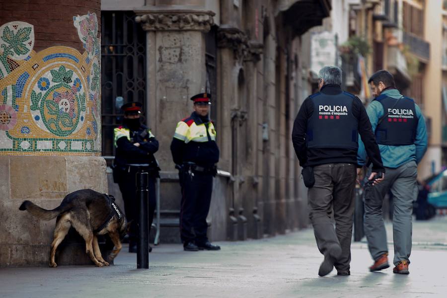 Los Mossos han bloqueado con furgonetas los principales accesos al Palau de la Música de Barcelona, donde está prevista la asistencia de Felipe VI en la cena de bienvenida al Congreso Mundial de Móviles (MWC), para frenar a los manifestantes independentistas, lo que ha generado empujones y algunos rifirrafes.