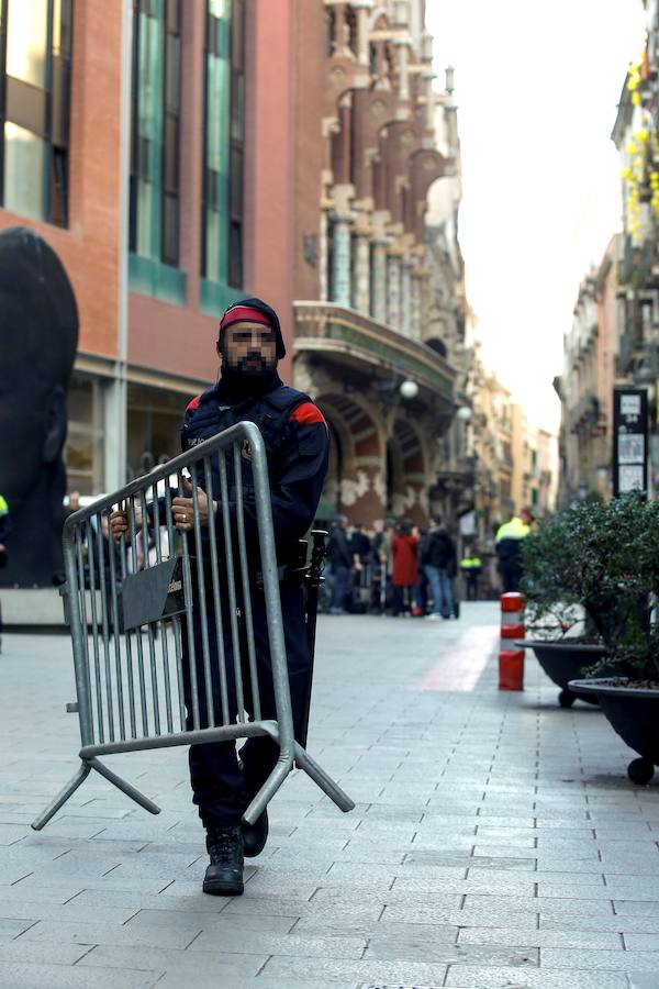 Los Mossos han bloqueado con furgonetas los principales accesos al Palau de la Música de Barcelona, donde está prevista la asistencia de Felipe VI en la cena de bienvenida al Congreso Mundial de Móviles (MWC), para frenar a los manifestantes independentistas, lo que ha generado empujones y algunos rifirrafes.