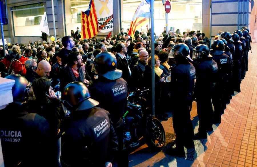 Los Mossos han bloqueado con furgonetas los principales accesos al Palau de la Música de Barcelona, donde está prevista la asistencia de Felipe VI en la cena de bienvenida al Congreso Mundial de Móviles (MWC), para frenar a los manifestantes independentistas, lo que ha generado empujones y algunos rifirrafes.