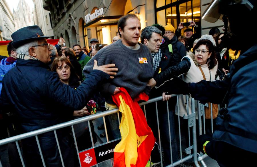 Los Mossos han bloqueado con furgonetas los principales accesos al Palau de la Música de Barcelona, donde está prevista la asistencia de Felipe VI en la cena de bienvenida al Congreso Mundial de Móviles (MWC), para frenar a los manifestantes independentistas, lo que ha generado empujones y algunos rifirrafes.