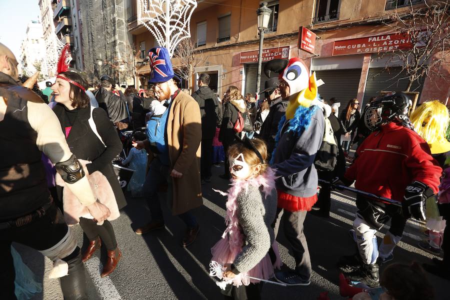 Centenares de personas se dan cita en la octava edición del Carnaval de Ruzafa, que se celebra este sábado 24 de febrero y que se alarga hasta casi la medianoche.