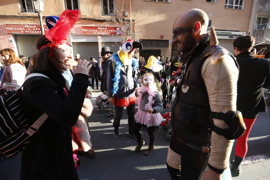 Centenares de personas se dan cita en la octava edición del Carnaval de Ruzafa, que se celebra este sábado 24 de febrero y que se alarga hasta casi la medianoche.