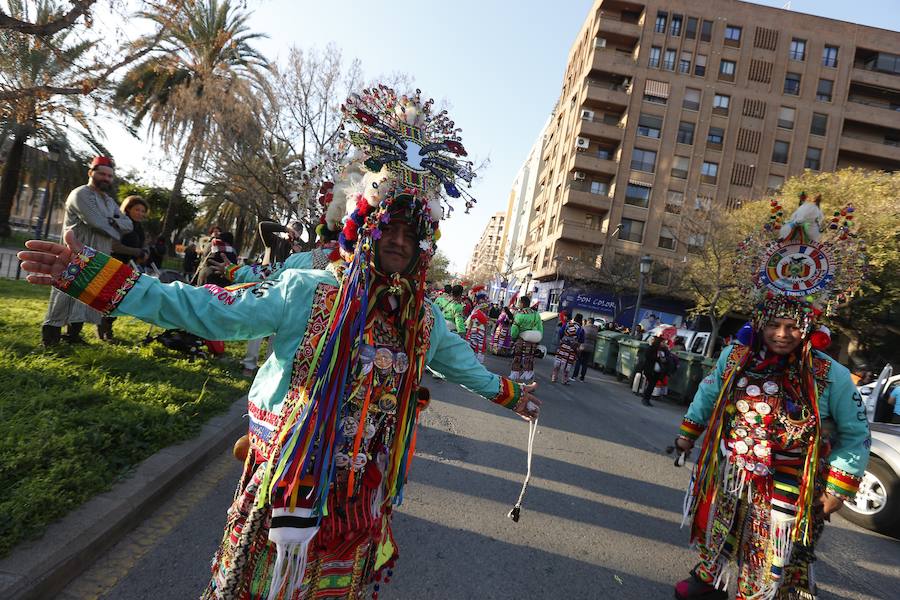 Centenares de personas se dan cita en la octava edición del Carnaval de Ruzafa, que se celebra este sábado 24 de febrero y que se alarga hasta casi la medianoche.