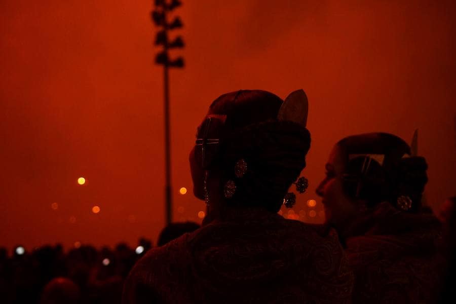 Fotos: Así ha sorprendido la mascletà vertical en la Marina