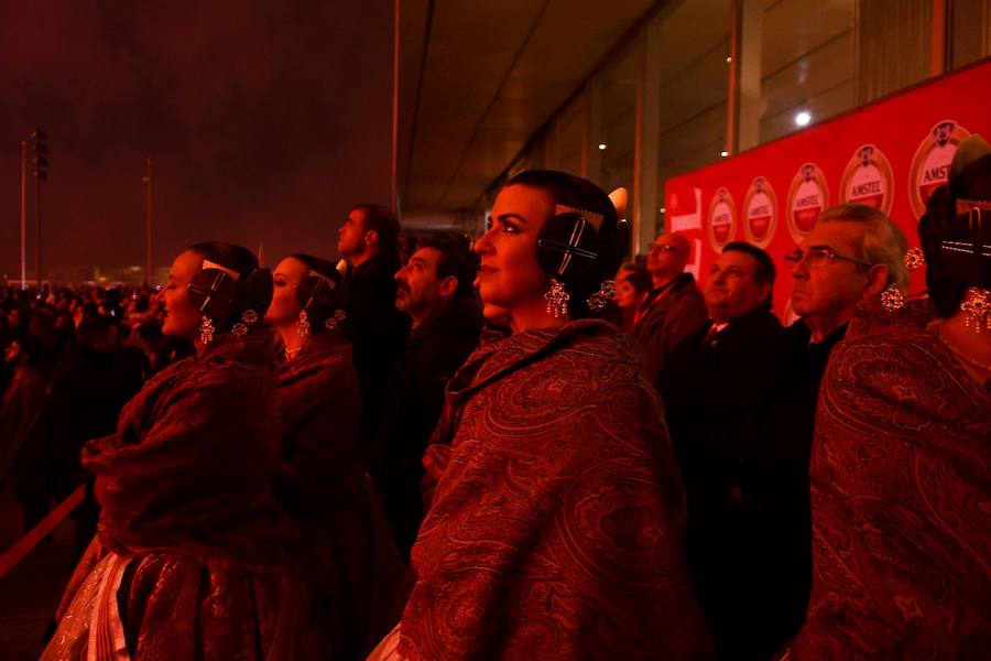 Fotos: Así ha sorprendido la mascletà vertical en la Marina