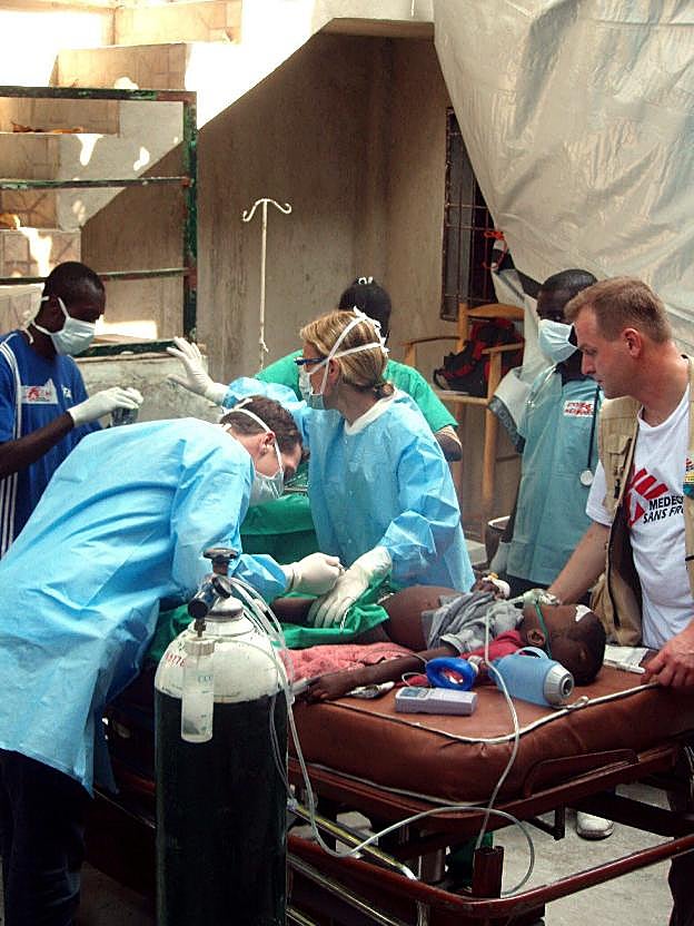 Voluntarios de Medicos sin Fronteras, tras el terremoto de Haití. 