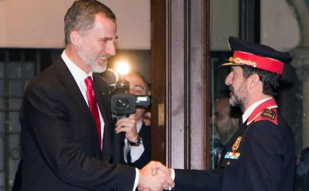 Felipe VI saluda al jefe de los Mossos d'Esquadra, Ferran López (d). 