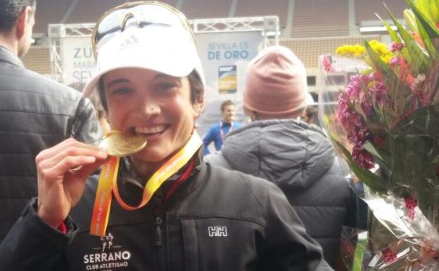 Marta Esteban con la medalla de oro tras el Maratón de Sevilla.