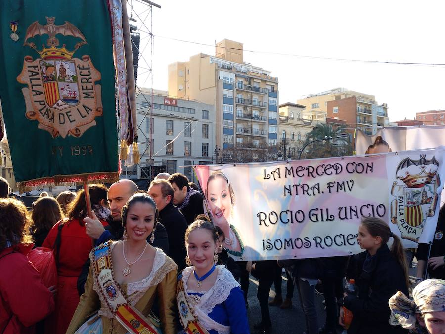 La falla la merced espera desde 16.45 horas a la fallera mayor de Valencia, Rocío Gil, a los pies de Torres de Serranos. Han llegado con dos pancartas donde pone 'Somos rocieros' y con una charanga de Burjassot.