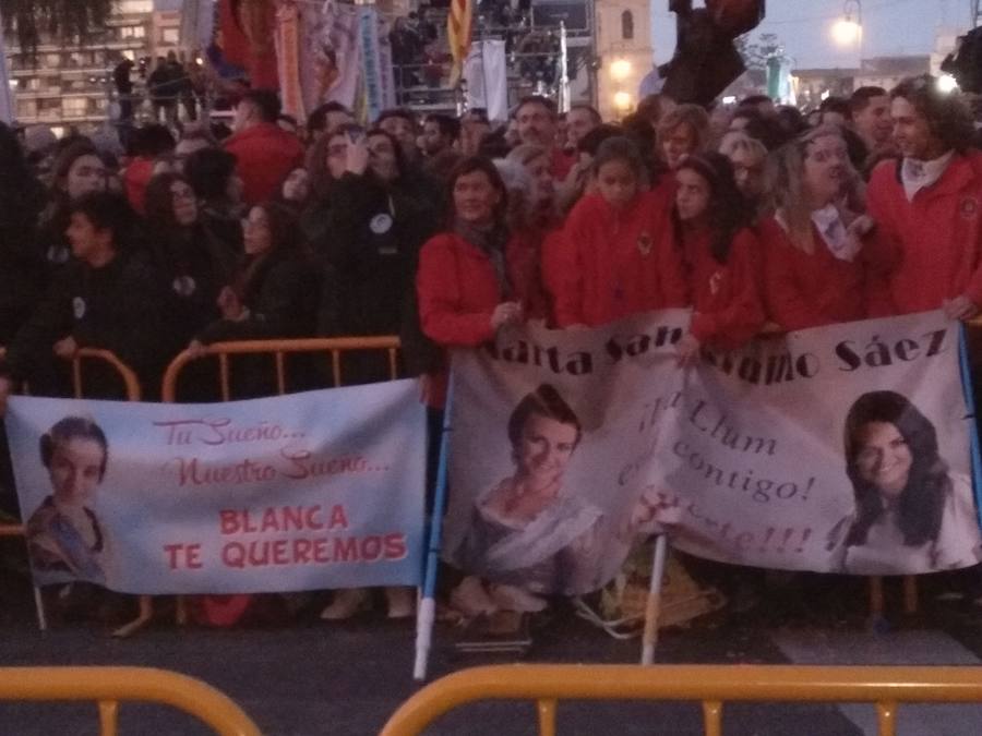 Pancartas de las comisiones con componentes de la corte como Marta Sahuquillo
