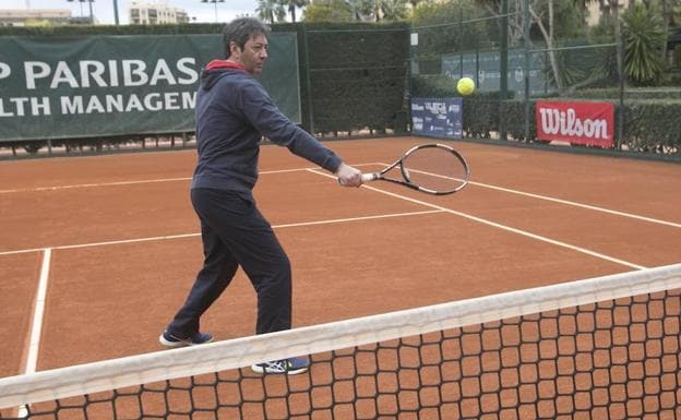 Vicente Barrera aprovecha la entrevista en el Club de Tenis Valencia para intercambiar unos golpes. 