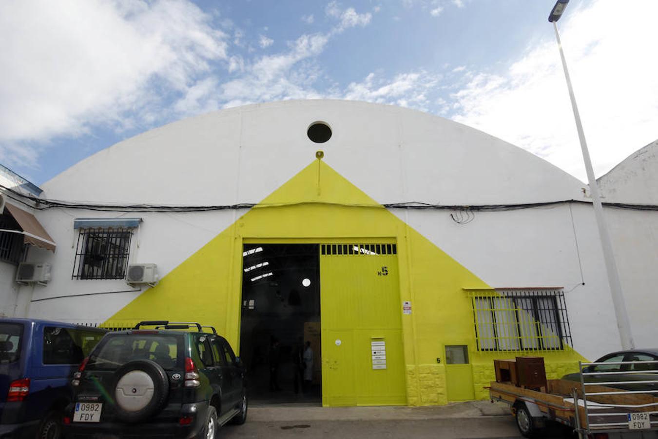 Sopesó trasladarse a la Fábrica de Hielo pero terminó seducido por esta nave de Alboraya que también le permite trabajar muy cerca del mar. La estructura con forma de autobús es el núcleo del estudio de Mario de Alfonso, artesano con una experiencia de décadas en la elaboración de maquetas que le ha llevado a trabajar por todo el mundo. 