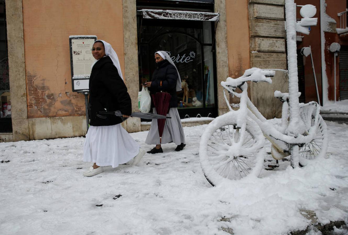 La capital italiana amanece teñida de blanco, algo que no ocurría desde hace seis años