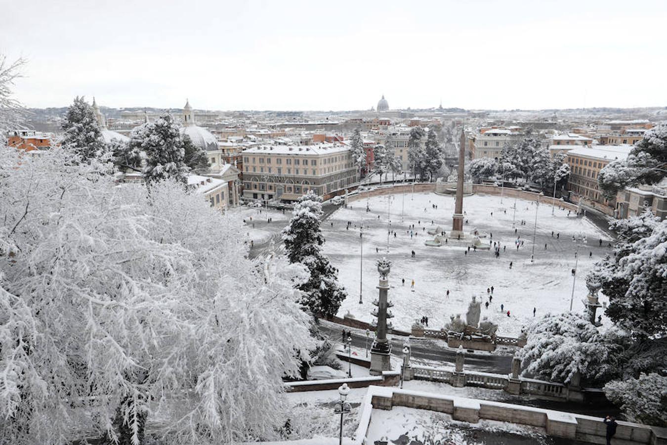 La capital italiana amanece teñida de blanco, algo que no ocurría desde hace seis años